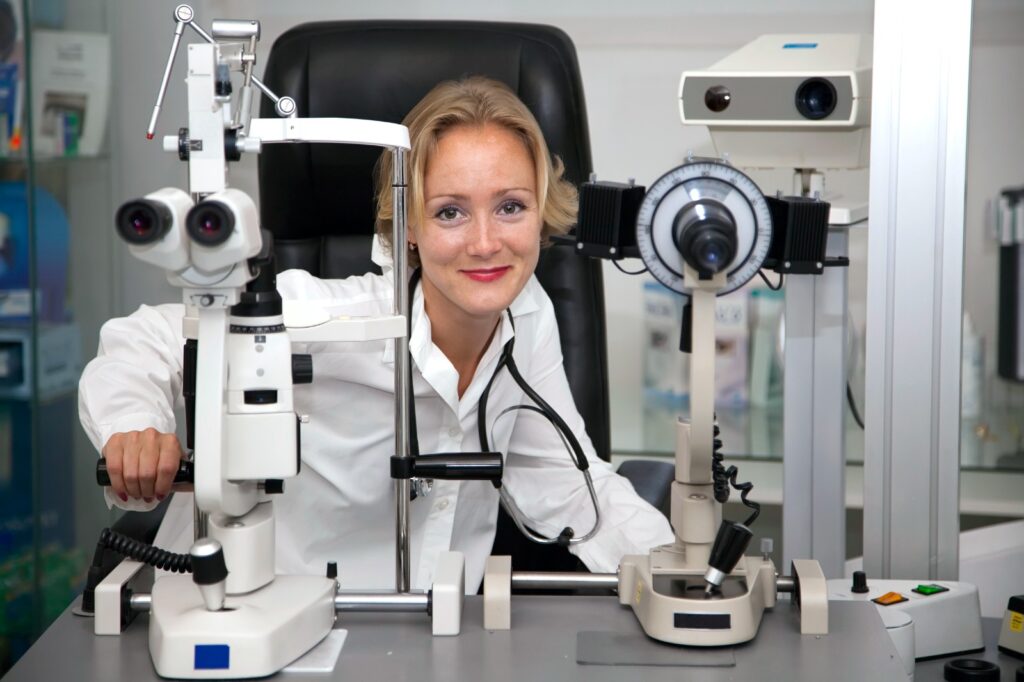 Optometrist, female optometrist, optometrist in an optical clinic, female optometrist in an optical clinic, optometrist smiling in an optical clinic